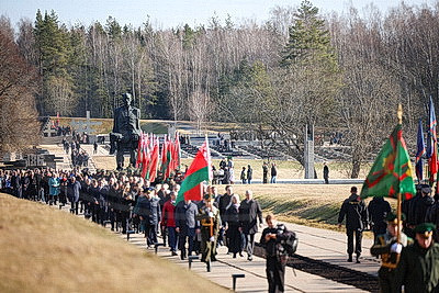 "Пусть скорбь и печаль обернутся в мужество ваше и силу". В Хатыни проходит всенародная вахта памяти
