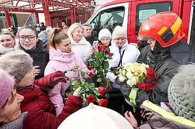 С танцами, цветами и с 30-метровой высоты. Спасатели в Витебске поздравили женщин с 8 Марта