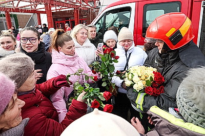 С танцами, цветами и с 30-метровой высоты. Спасатели в Витебске поздравили женщин с 8 Марта