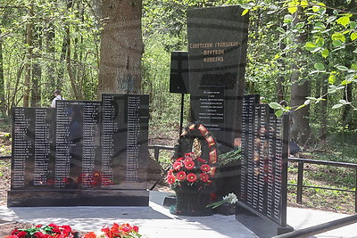 Обновленный памятный знак жертвам геноцида в годы ВОВ открыли в Могилевском районе