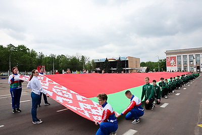 С огромной гордостью за достижения страны. Государственный флаг в 81 м пронесли по главной площади Гомеля