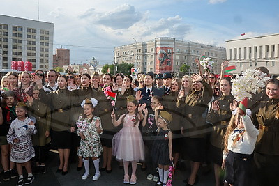 Более сотни Екатерин спели песню "Катюша" на площади Единства в Могилеве