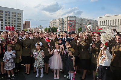 Более сотни Екатерин спели песню "Катюша" на площади Единства в Могилеве