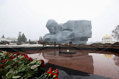 Праздник мужества и верности долгу: в регионах Беларуси 23 февраля прошли торжественные митинги