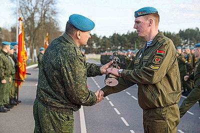 В Бресте более 300 десантников-срочников уволили в запас