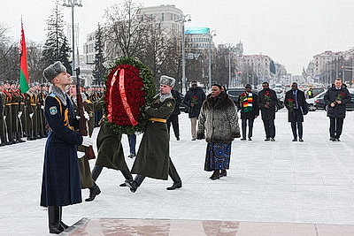 Парламентская делегация Зимбабве возложила венок и цветы к монументу Победы в Минске