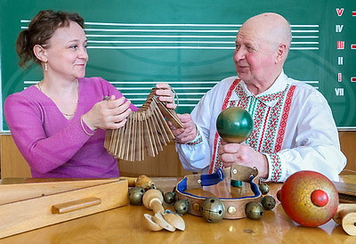 Музыкальные инструменты, на которых играют и за рубежом, создает поставский мастер