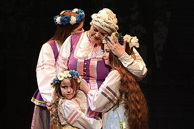 "Ода белорусской женщине". Со сцены Купаловского театра читают стихи на "роднай мове"