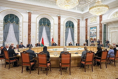 Лукашенко вручил дипломы доктора наук и аттестаты профессора