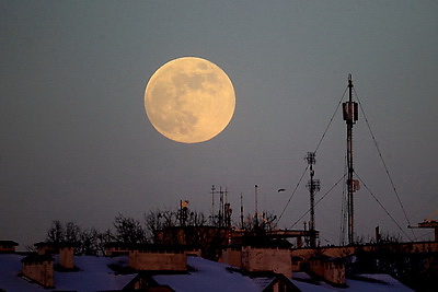 Снежная Луна в небе над Беларусью