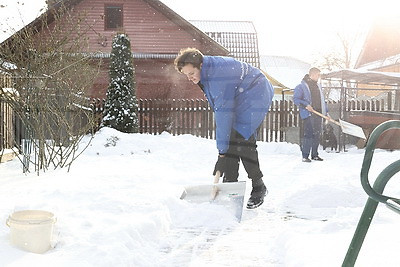Помогают пожилым и чистят территории. К уборке снега присоединилась молодежь
