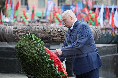 Лукашенко возложил венок к монументу Победы в Минске