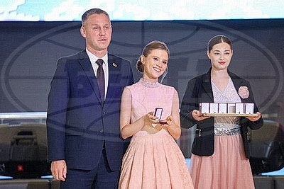 Торжественное вручение аттестатов выпускникам школ проходит в Беларуси
