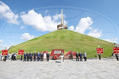 Символ мужества и гордости народа. Торжества по случаю Дня Независимости проходят на Кургане Славы