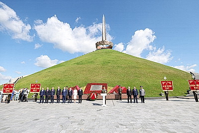 Символ мужества и гордости народа. Торжества по случаю Дня Независимости проходят на Кургане Славы