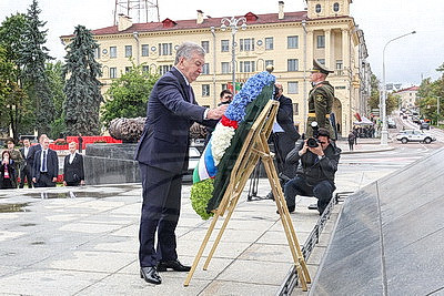 Президент Узбекистана возложил венок к монументу Победы в Минске