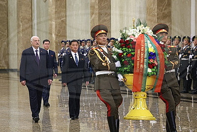 Лукашенко по прибытии в Пхеньян посетил Кымсусанский дворец Солнца и почтил память корейских вождей