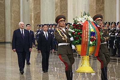 Лукашенко по прибытии в Пхеньян посетил Кымсусанский дворец Солнца и почтил память корейских вождей