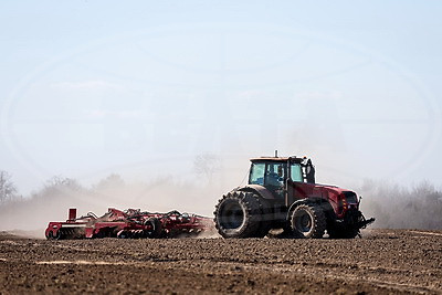 В Минской области весенний сев начали с ярового ячменя