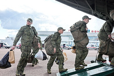 Десять российских военных после обмена подлечились в Гомеле и отправились домой