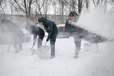 Подъезды к медучреждениям, школам, детсадам. Курсанты МЧС и военнослужащие внутренних войск помогают убирать снег