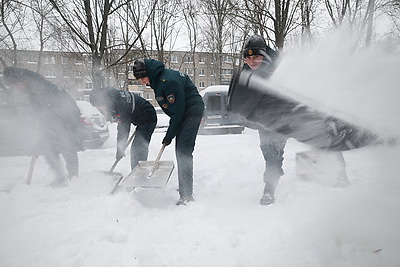 Подъезды к медучреждениям, школам, детсадам. Курсанты МЧС и военнослужащие внутренних войск помогают убирать снег