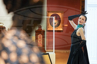 В НХМ состоялась перформанс-презентация коллекционных платков "Все носят Царфина"