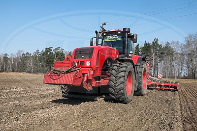 Механизаторы в Мостовском районе начали сев гороха
