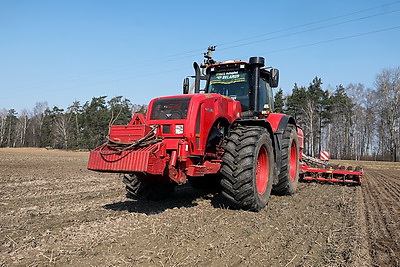Механизаторы в Мостовском районе начали сев гороха