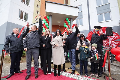 В Кореличах к областным "Дажынкам" торжественно открыли новостройку на 49 квартир