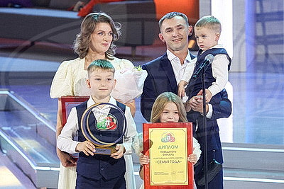 Семья Свиридюк из Брестской области заняла первое место на конкурсе "Семья года"