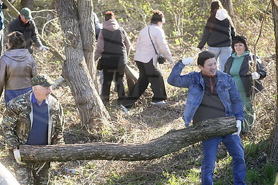 Республиканский субботник: брестчане трудились на территории Брестской крепости