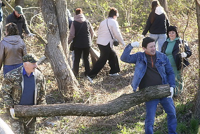 Республиканский субботник: брестчане трудились на территории Брестской крепости