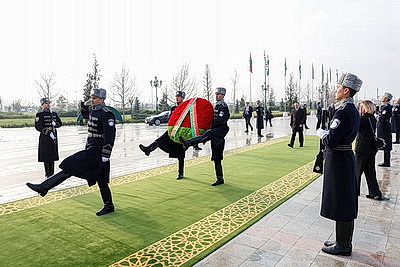 Турчин возложил венок к монументу Независимости в Ташкенте