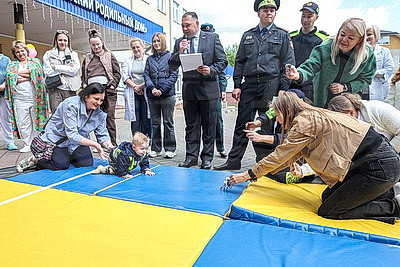 Забег в ползунках, интерактивные игры. В Витебском областном роддоме встретились его "выпускники"