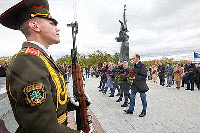 Праздник труда начался с возложения цветов к стеле "Минск - город-герой"