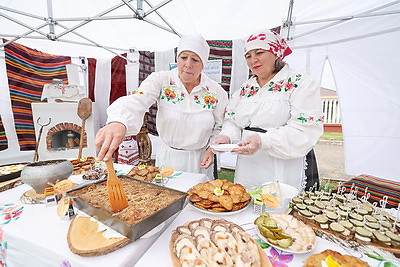 Вкусно, весело, интересно. Бульба-фест "Воранаўскi дранiк" прошел в Вороново