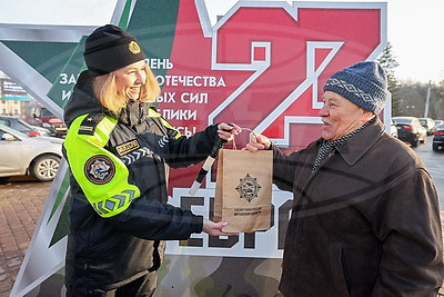 Сотрудники ГАИ традиционно поздравили водителей-мужчин во время праздничной акции в Витебске