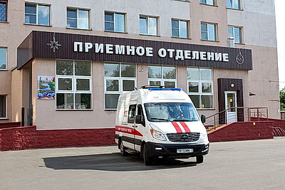 Пострадавших после атаки дрона на белорусский автобус в Брянской области доставили в больницу Гомеля