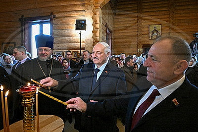 Лукашенко зажег пасхальную свечу в одном из деревенских храмов