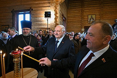 Лукашенко зажег пасхальную свечу в одном из деревенских храмов