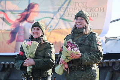 Женщин-военнослужащих Западного оперативного командования с наступающим 8 Марта поздравили на полигоне