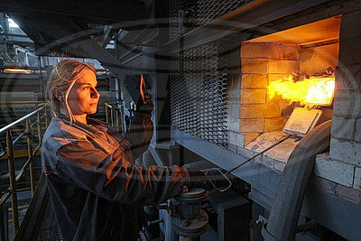 Как хрупкая женщина из Гродно держит под контролем стекловаренную печь