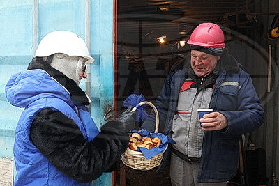 Мороз не страшен. На помощь строителям технопарка в Минске поспешил "Васильковый патруль" БСЖ