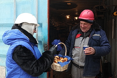 Мороз не страшен. На помощь строителям технопарка в Минске поспешил "Васильковый патруль" БСЖ
