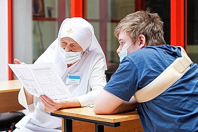 За каждой больницей закреплен приход. Как БПЦ помогает маленьким пациентам и их семьям справиться с болезнью