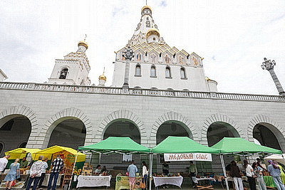 Православные верующие отмечают Медовый спас