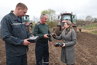 Забота о механизаторах для оперативного сева. Как в Сенненском районе аграрии трудятся на полях