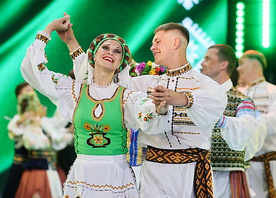 Яркое хореографическое шоу "Танцуй, славянская душа!" прошло в Летнем амфитеатре в Витебске