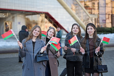 Моя страна. Мое будущее. Минская молодежь поздравила горожан с Днем Конституции